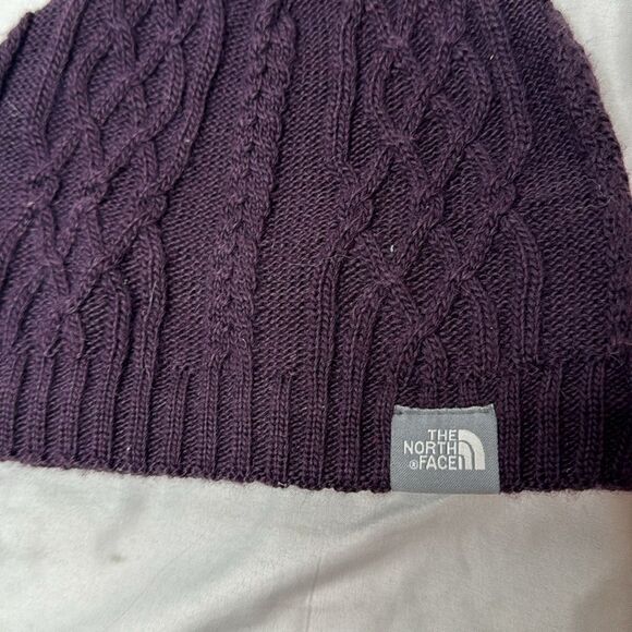The North Face Wool Blend Burgundy Cable Knit Beanie Hat. - Picture 2 of 7